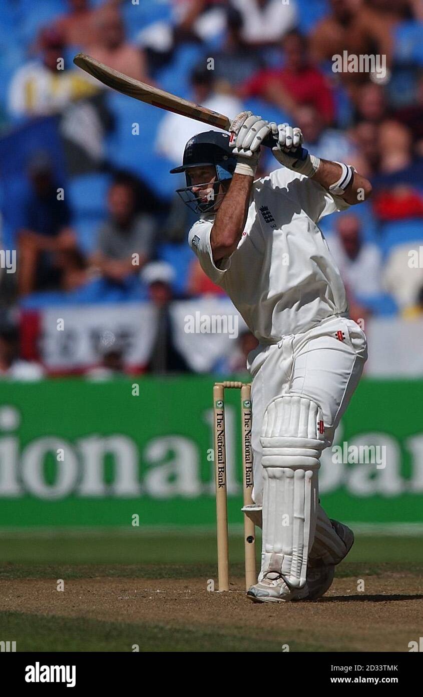 Le skipper d'Angleterre Nasser Hussain sur son chemin à un gain de 82 courses au cours de la dernière journée du troisième et dernier match d'essai à Eden Park, Auckland. La Nouvelle-Zélande a battu l'Angleterre par 78 courses au niveau de la série 1-1. Banque D'Images