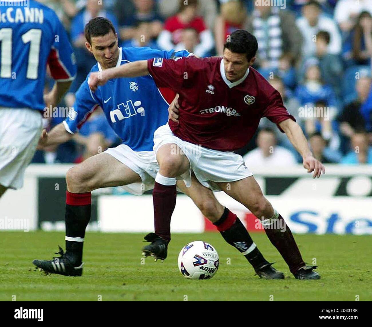 Thomas Flogel de Hearts détient Tony Vidmar des Rangers, lors de leur match de la Bank of Scotland Scottish Premier League au stade Ibrox des Rangers de Glasgow. Banque D'Images