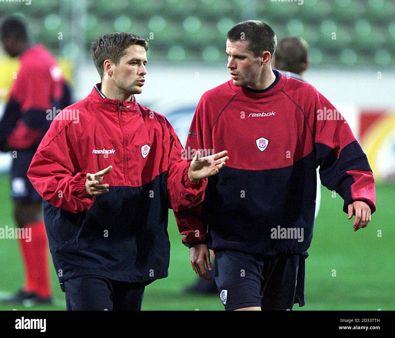 Le buteur de Liverpool Michael Owen (à gauche) s'entretient avec Jamie Carragher, coéquipier, lors d'une séance d'entraînement à Bay Arena, Leverkusen, en Allemagne. Liverpool joue au Bayern Leverkusen dans la Ligue des champions de l'UEFA, quart de finale, deuxième partie en Allemagne. Banque D'Images