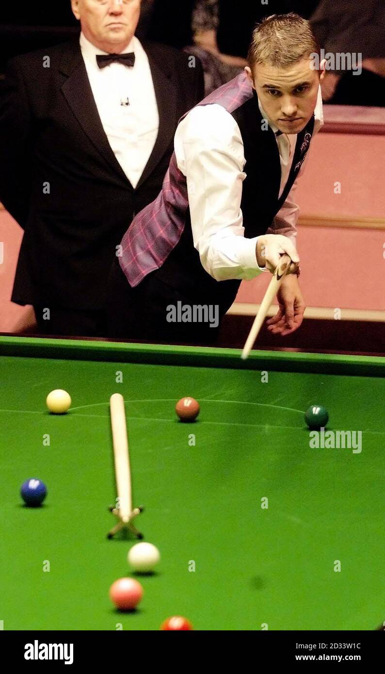 Stephen Hendry en action contre Shaun Murphy lors de leur premier match aux Championnats du monde de Snooker de l'ambassade au Crucible. Banque D'Images