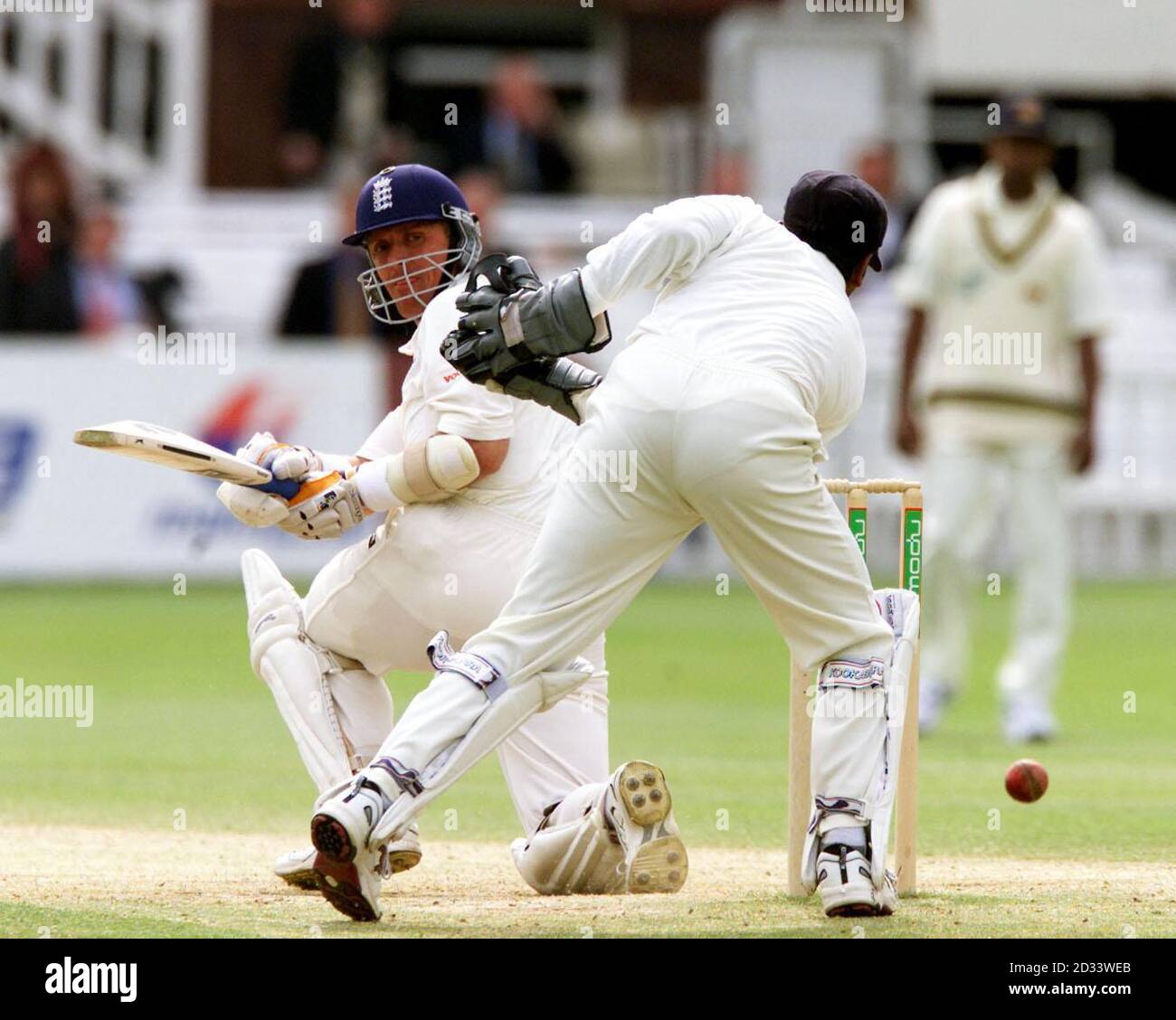 Alec Stewart, en Angleterre, joue un coup de feu pour quatre, passé le gardien de cricket du Sri Lanka Kumar Sangakkara pendant le cinquième et dernier jour du premier match d'essai de Npower chez Lords. Banque D'Images