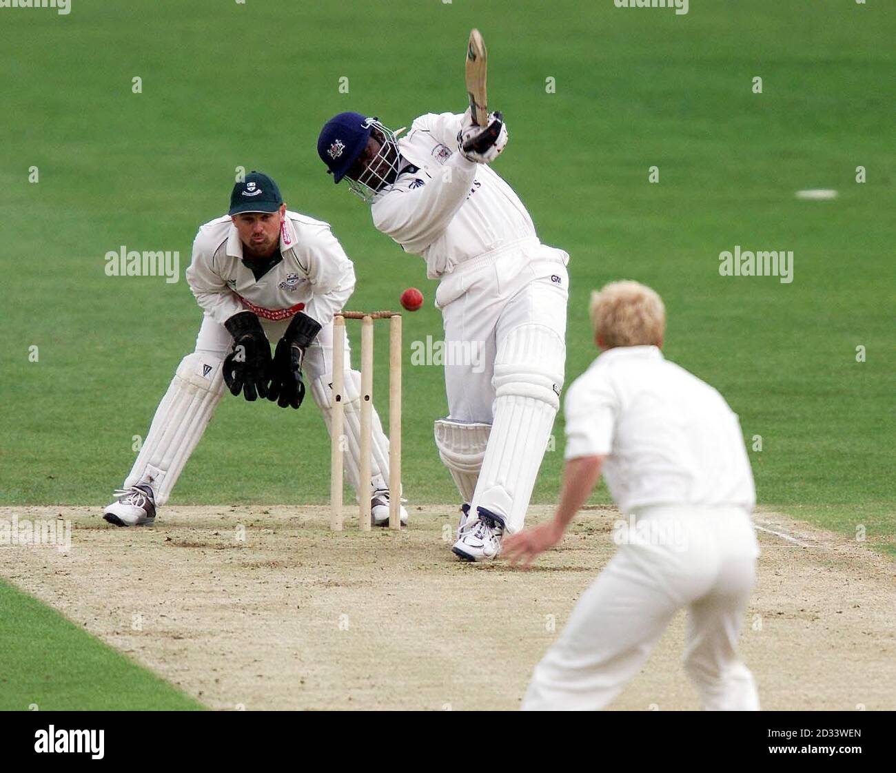 Mark Alleyne, capitaine du Gloucestershire, conduit une livraison du gardien de but du Worcestershire Gareth Batty (à droite) au-dessus de sa tête, avec le gardien de rue Steve Rhodes (à gauche) à regarder, pendant la coupe Benson & Hedges, match quart de finale au terrain du comté de Bristol. Banque D'Images