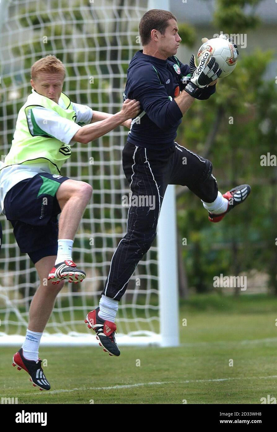 Le gardien de but Shay lui a donné des batailles en pratique avec le buteur Damien Duff comme train de l'équipe irlandaise au Parc sportif d'Izumo, Izumo, Japon. La première rencontre de l'équipe dans la coupe du monde est contre le Cameroun le 1er juin à Niigata. Banque D'Images