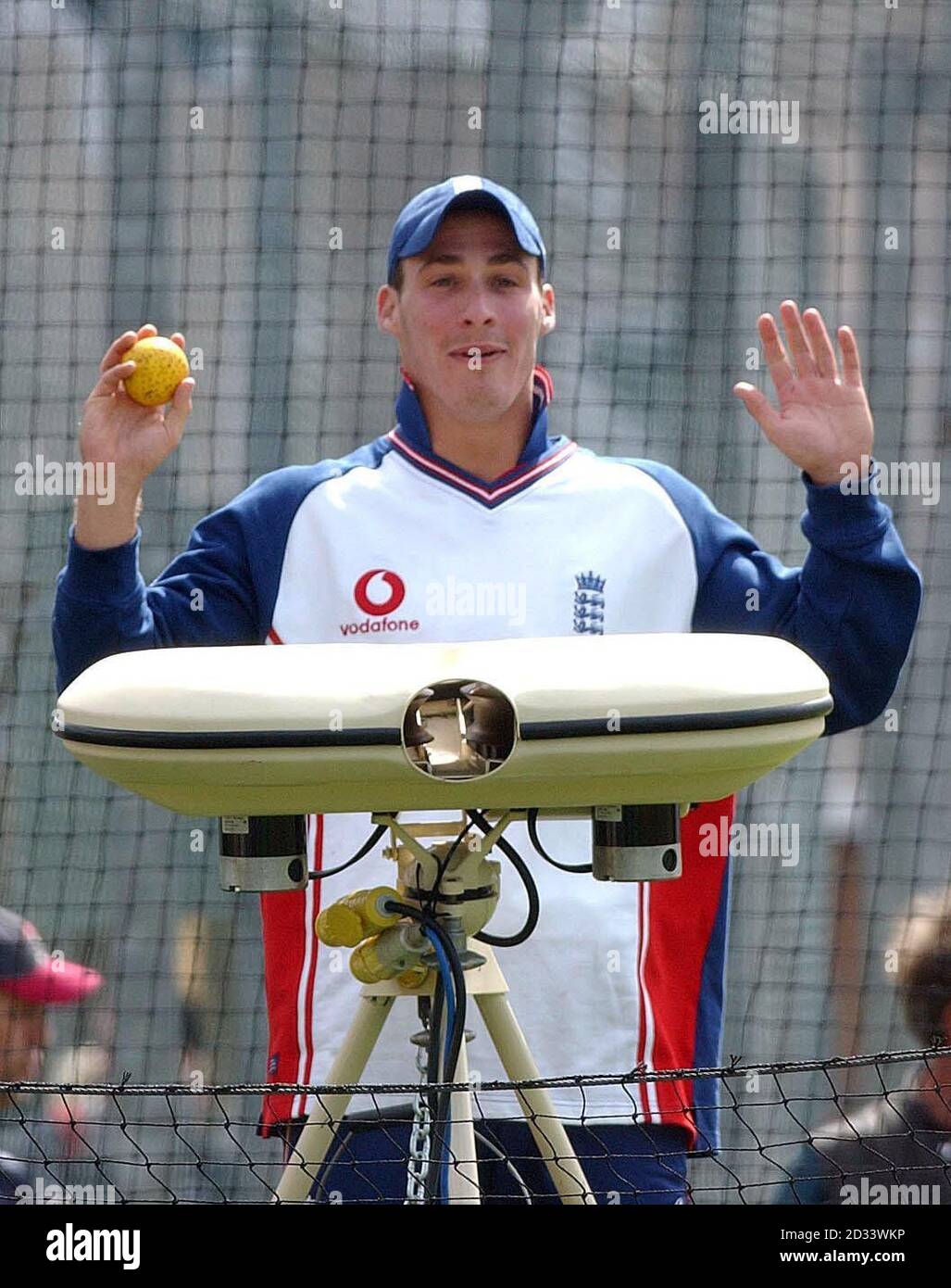 Simon Jones, membre de l'équipe d'Angleterre pour la première fois, dirige l'auto-bowler pendant la pratique du net à Edgbaston, Birmingham. L'Angleterre joue Sri Lanka dans le deuxième test de Npower, le premier match de test a été tiré. * Jones est considéré comme l'un des Bowlers les plus rapides actuellement sur le circuit du comté et a été comparé à Brett Lee en Australie. Banque D'Images