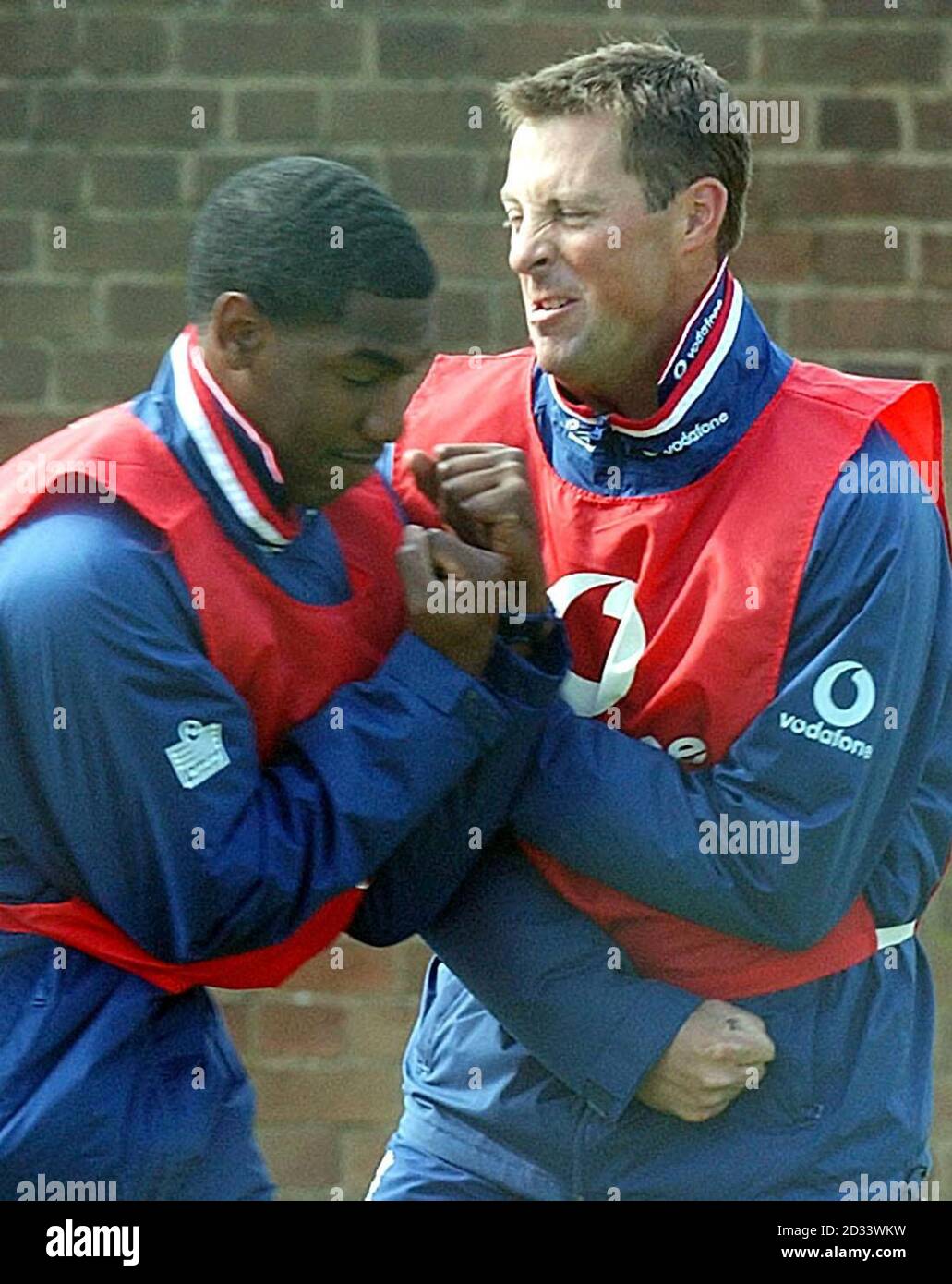 Alex Tudor (à gauche), le batteur rapide de Surrey, avec Marcus Trescothick, le batteur du Somerset et de l'Angleterre, qui se régalent d'une légère séance de boxe au cœur de l'équipe d'Edgbaston, à Birmingham. * Tudor a gagné un nouvel appel à l'équipe d'Angleterre pour le deuxième test de Npower contre le Sri Lanka, le premier match de test a été tiré. Banque D'Images