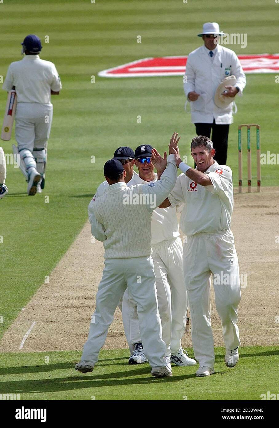 Andrew Caddick (à droite), en Angleterre, célèbre avec des coéquipiers après avoir pris le cricket de Russel Arnold au Sri Lanka lors du premier jour du deuxième match du Npower Test à Edgbaston. Banque D'Images