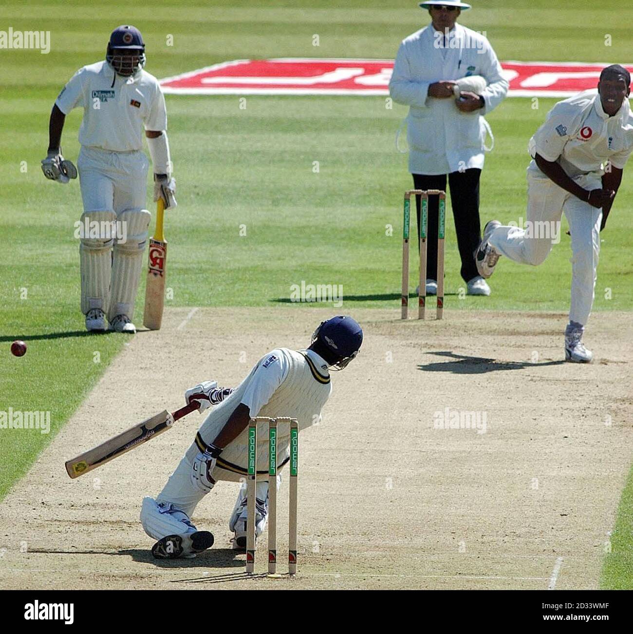 Kumar Sangakkara, du Sri Lanka, élude une livraison courte de l'anglaise Alex Tudor (en haut à droite) pendant le premier jour du deuxième match de Npower Test à Edgbaston. Banque D'Images