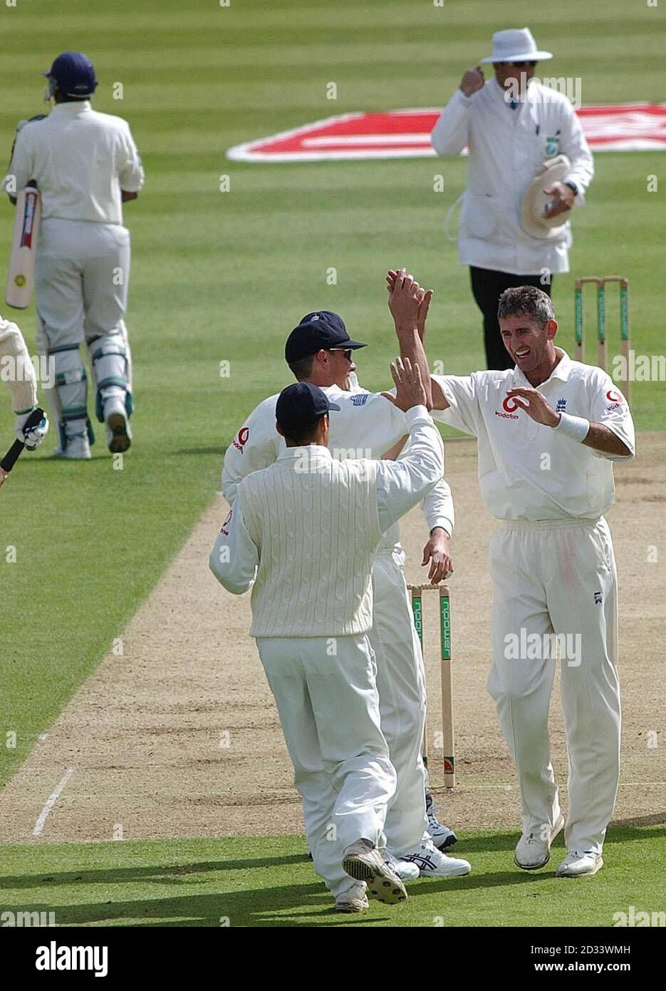 Andrew Caddick (à droite), en Angleterre, célèbre avec des coéquipiers après avoir pris le cricket de Russel Arnold au Sri Lanka lors du premier jour du deuxième match du Npower Test à Edgbaston. Banque D'Images