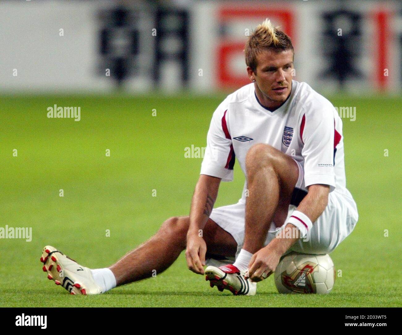 Le capitaine d'Angleterre David Beckham est assis sur un ballon pendant l'entraînement au Sapporo Dome, à Sapporo, au Japon. L'Angleterre joue leur deuxième match de la coupe du monde contre les adversaires du groupe F Argentine. Le premier match contre la Suède s'est terminé par un tirage au sort de 1-1. CETTE IMAGE NE PEUT ÊTRE UTILISÉE QUE DANS LE CONTEXTE D'UNE FONCTION ÉDITORIALE. AUCUNE UTILISATION DE SITE WEB/INTERNET À MOINS QUE LE SITE NE SOIT ENREGISTRÉ AUPRÈS DE L'ASSOCIATION DE FOOTBALL PREMIER LEAGUE Banque D'Images