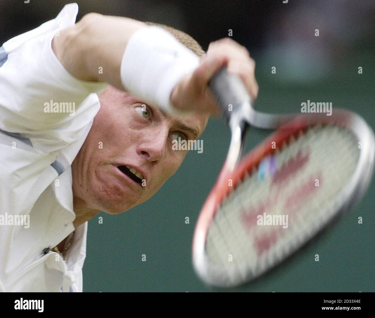 L'australien Lleyton Hewitt, la première semence masculine en action contre Jonas Bjorkman, de Suède, à Wimbledon. Banque D'Images