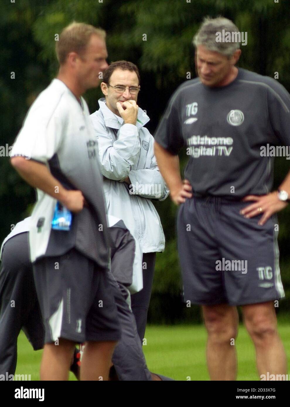 Martin O'Neill, le directeur du Celtic (au centre), domine ses joueurs lors d'une session d'entraînement d'équipe au terrain d'entraînement de Barrowfield, à Glasgow, en Écosse. Martin O'Neill, directeur du Celtic, est apparu pour la première journée de formation pré-saison, malgré les spéculations intenses qui ont entouré son avenir au cours des derniers jours. L'Irishman a fait une visite rare sur le terrain d'entraînement de Barrowfield du club alors que les préparatifs de la nouvelle saison du côté Parkhead commençaient. O'Neill serait le favori pour remplacer David O'Leary, le directeur de Leeds United. Banque D'Images