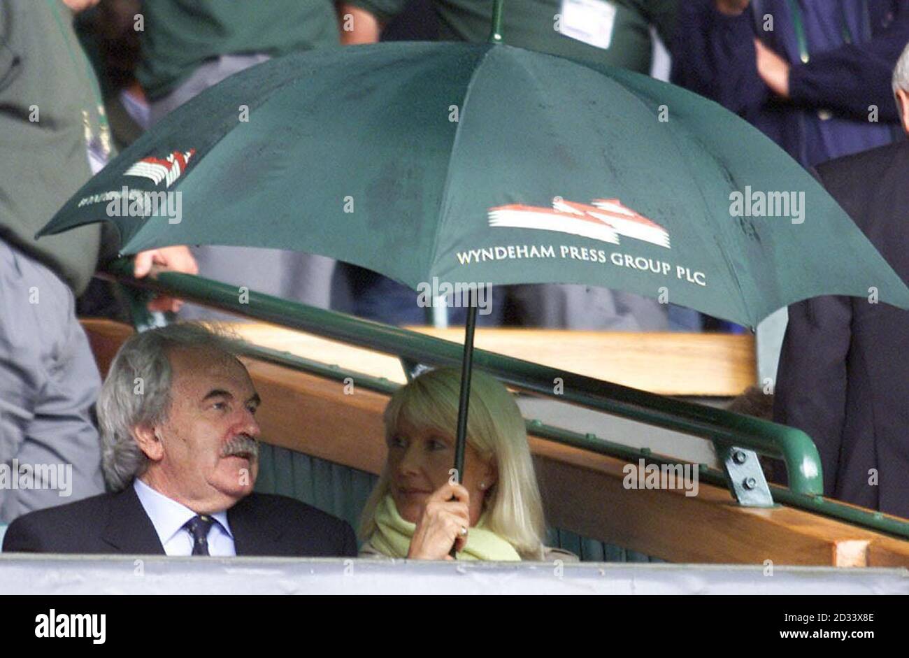 La personnalité de la télévision des Lynam et son partenaire Rosemary Diamond attendent aujourd'hui que la pluie passe au-dessus de Centre court. Les couvertures ont été retirées et replacées plusieurs fois entre les averses de pluie où Henman doit jouer le brésilien Andre sa dans les quarts de finale. Banque D'Images