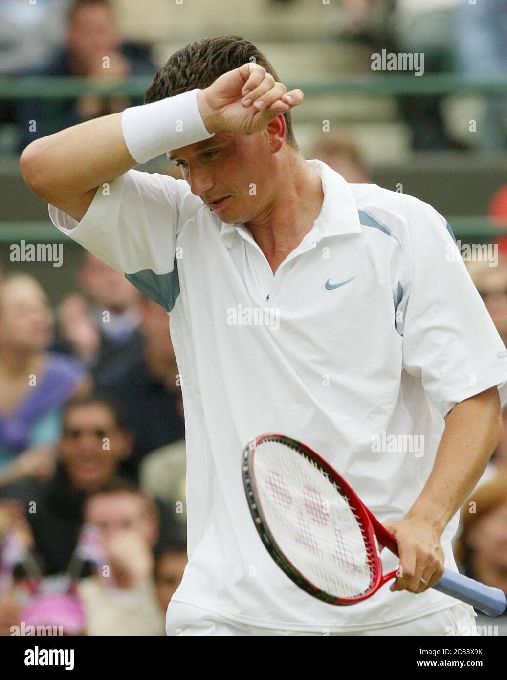 UTILISATION ÉDITORIALE UNIQUEMENT, AUCUNE UTILISATION COMMERCIALE. Richard Krajicek, de Hollande, s'est effondre lors de la finale du quart masculin, perdant à Xavier Malisse, de Belgique, sur le court One à Wimbledon. Malisse a combattu Krajicek à travers cinq ensembles finalement gagnant 6:1/4:6/6:2/3:6/9:7. Banque D'Images