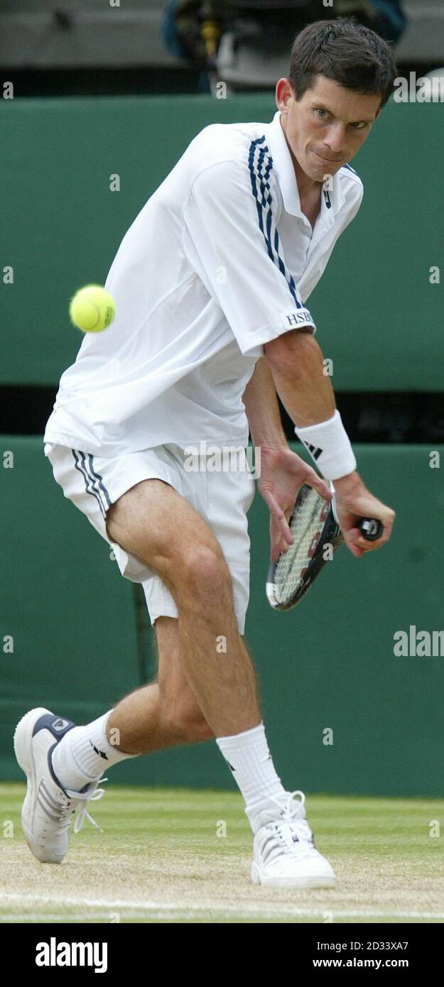 UTILISATION ÉDITORIALE UNIQUEMENT, AUCUNE UTILISATION COMMERCIALE. Tim Henman, de Grande-Bretagne, en action contre la première graine Lleyton Hewitt d'Australie à Center court à Wimbledon en demi-finale pour hommes. Banque D'Images