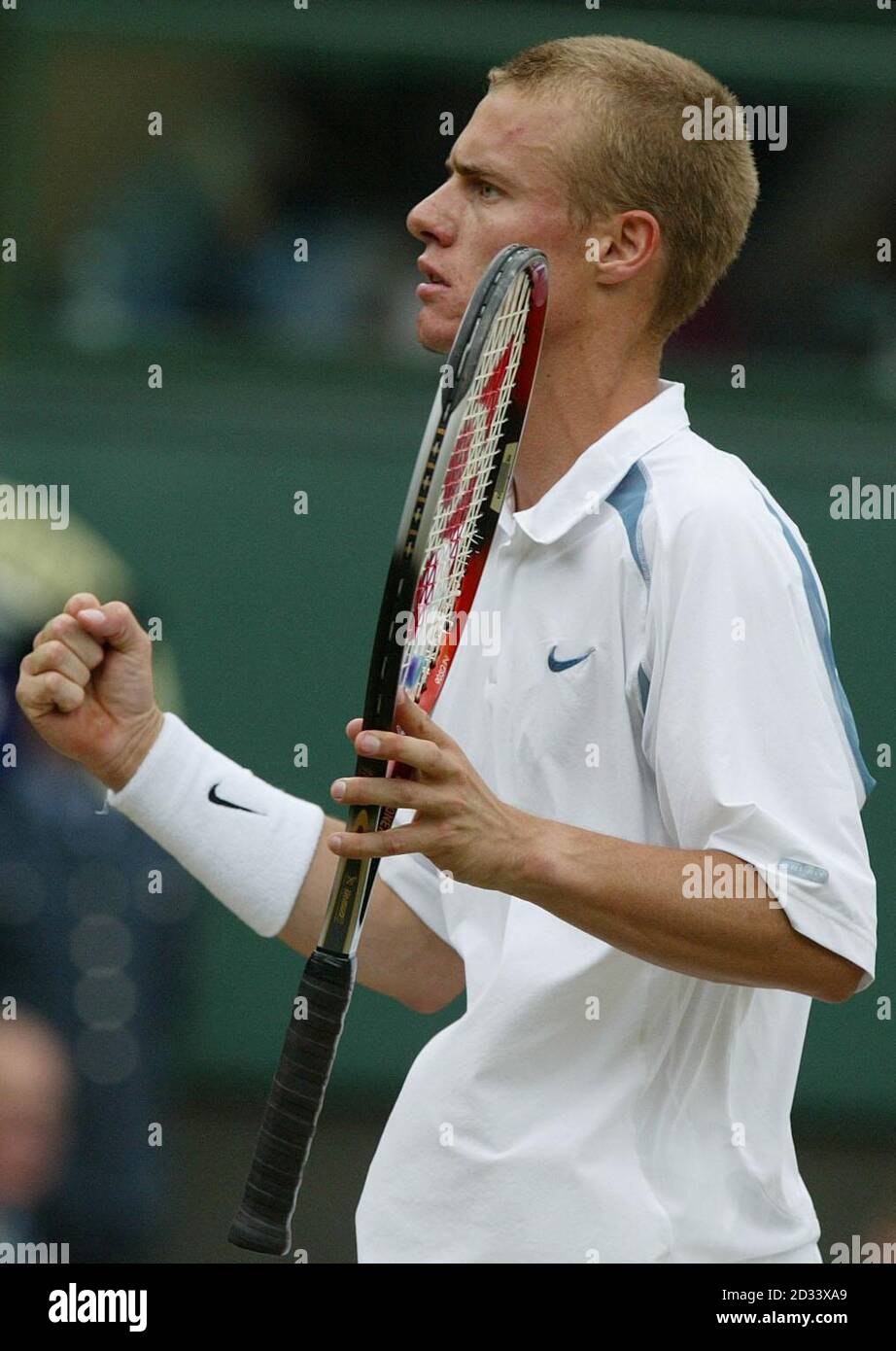 La meilleure semence d'Australie, Lleyton Hewitt, célèbre la rupture du service de Tim Henman de Grande-Bretagne sur le Center court à Wimbledon lors de la première demi-finale de leurs hommes. Banque D'Images
