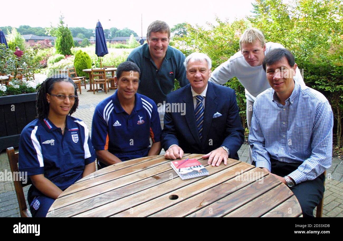 Sir Bobby Robson (au centre) à l'Université de Warwick avec des entraîneurs de football (l-r) Hope Powell, Chris Hughton, Mark McGhee, Stuart Pearce et Lawrie Sanchez, qui ont récemment participé au cours d'entraînement de l'UEFA Pro-License.*... le cours est une année d'étude de l'art et de la science de l'entraînement moderne. Banque D'Images