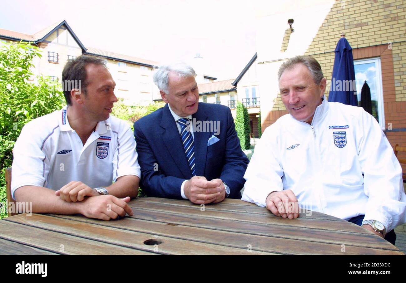 Sir Bobby Robson (au centre) à l'Université de Warwick avec les entraîneurs de football David Platt (à gauche), le directeur de l'U21 en Angleterre, et Howard Wilkinson, le directeur technique de l'FA, qui ont récemment participé au cours d'entraînement de l'UEFA Pro-License. * le cours est une année d'étude de l'art et de la science de l'entraînement moderne. Banque D'Images