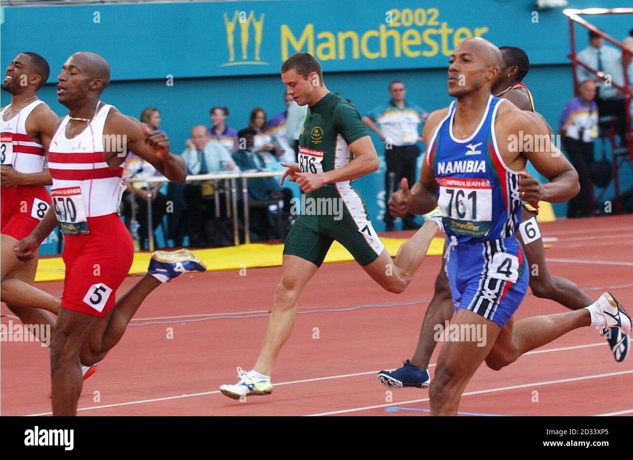 Frankie Fredericks en Namibie (à droite) termine premier avec Marlon Devonish en Angleterre (2e à gauche) en deuxième et Darren Campbell (à gauche) troisième en finale de 200 m aux Jeux CommomWealth de 2002 au stade de la ville de Manchester, à Manchester. Banque D'Images