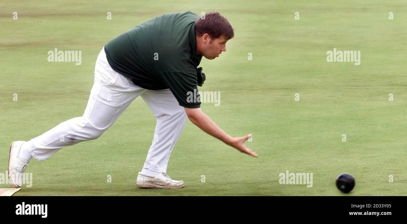 Jeremy Henry, de l'Irlande du Nord, se met à la pétanque lors de la finale des hommes de Lawn Bowls contre Robert John Donnelly, de l'Afrique du Sud, à Heaton Park. Banque D'Images