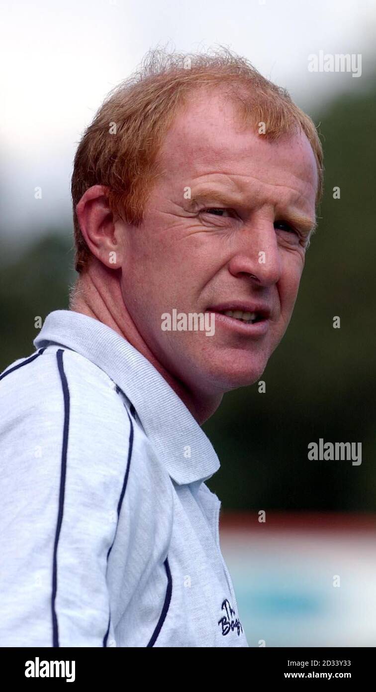 Gary Megson, directeur de West Bromwich, pendant le match d'avant-saison entre Stevenage et West Bromwich Albion à Broadhall Way, Stevenage. 26/10/04: Gary Megson, qui a un règne houleux de quatre ans en tant que gestionnaire de West Bromwich Albion a fini dans un acrimonie prévisible, quand le club a annoncé qu'il l'avait soulagé de ses fonctions avec effet immédiat. Le président d'Albion Jeremy Peace a agi rapidement pour mettre fin au mandat de Megson aux Hawthorns après que le patron des Bagnies l'ait informé par lettre qu'il ne signerait pas un nouveau contrat au cours de l'été. CETTE IMAGE NE PEUT ÊTRE UTILISÉE QUE DANS LE CONTEXTE D'UNE FONCTION ÉDITORIALE. PAS DE WEB Banque D'Images