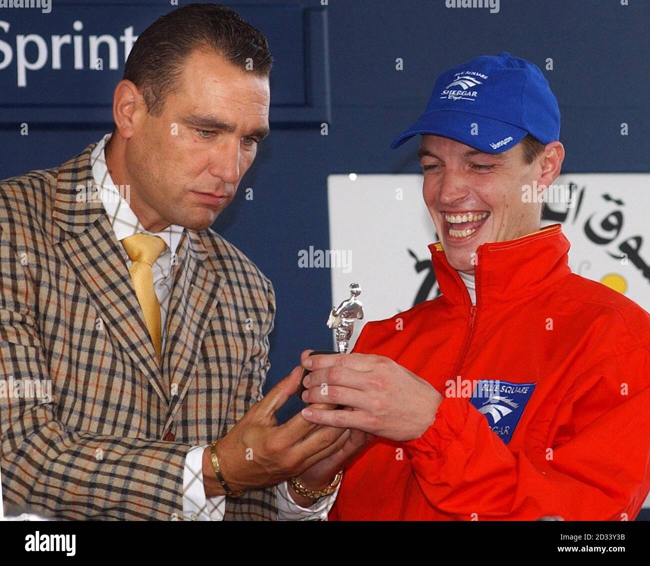 La Blue Square Shergar Cup à Royal Ascot dans le Berkshire, Richard Hughes reçoit le prix du meilleur jockey de l'ancien joueur de football devenu acteur Vinnie Jones. Banque D'Images