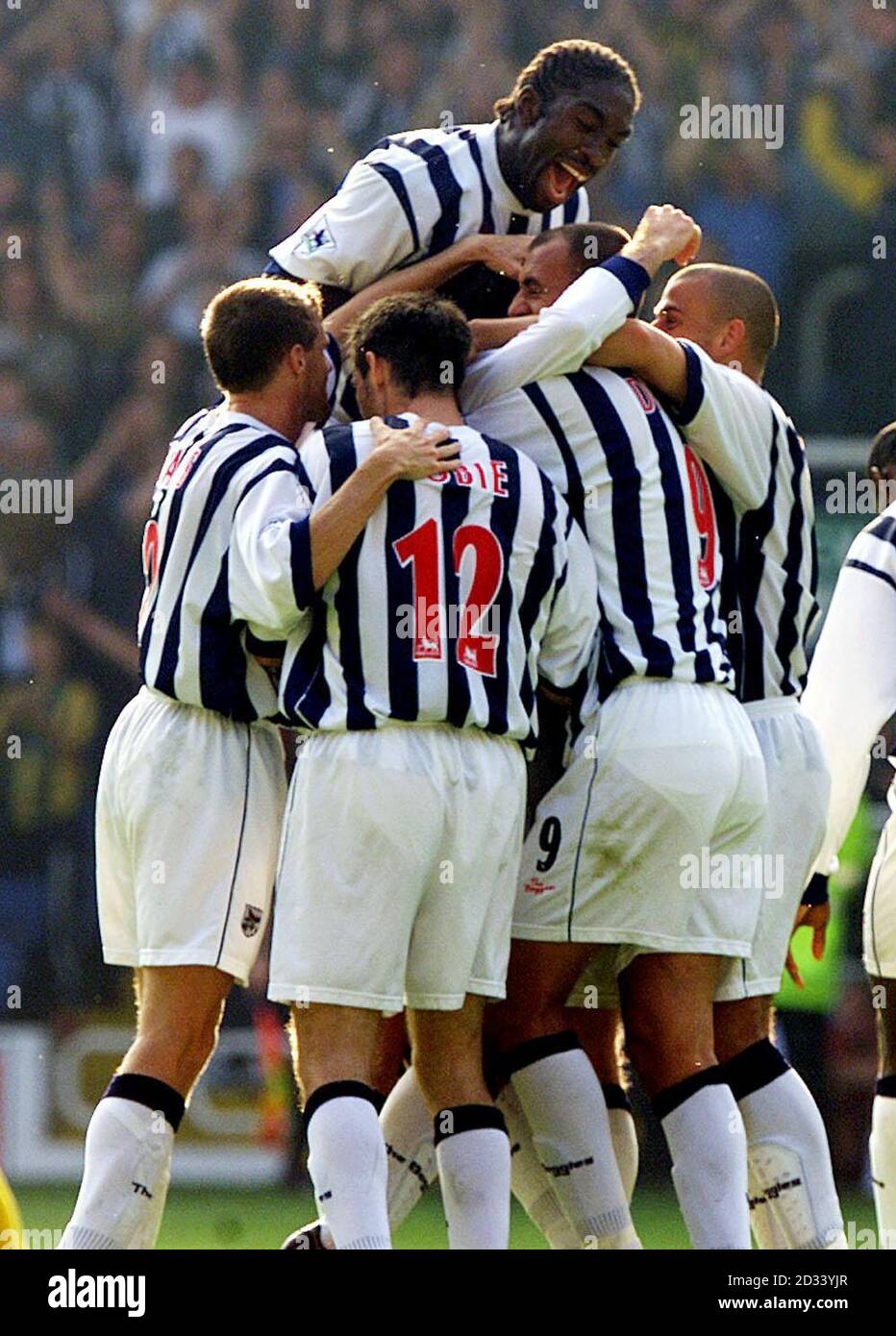 Darren Moore de West Bromwich Albion (haut de la page) se joint aux coéquipiers lorsqu'ils se moquèrent de Sean Gregan, le barclaycard First Match contre Southampton au stade des Hawthorns de West Bromwich. West Bromwich Albion défait Southampton 1-0. Banque D'Images