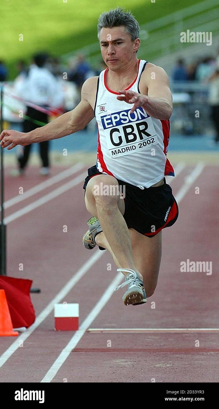 Jonathan Edwards, en Grande-Bretagne, lors de l'événement Triple Jump à la coupe du monde aux championnats d'athlétisme. Banque D'Images