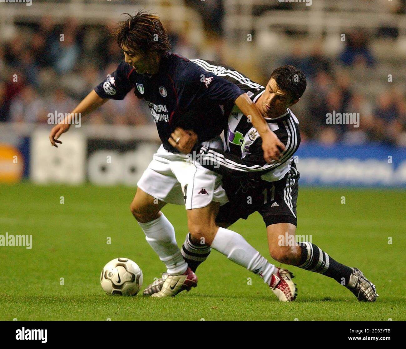 Chong GUG Song of Feyenoord (à gauche) bat l'attention de Gary Speed de Newcastle, lors de leur match de la Ligue des champions contre Feyenoord, au parc St James. CETTE IMAGE NE PEUT ÊTRE UTILISÉE QUE DANS LE CONTEXTE D'UNE FONCTION ÉDITORIALE. AUCUNE UTILISATION DE SITE WEB/INTERNET À MOINS QUE LE SITE NE SOIT ENREGISTRÉ AUPRÈS DE L'ASSOCIATION DE FOOTBALL PREMIER LEAGUE. Banque D'Images