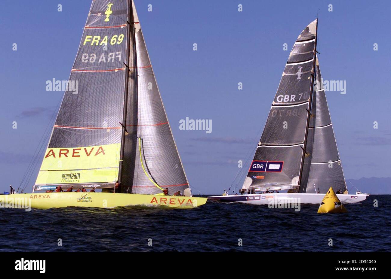 L'équipe britannique de la coupe de l'Amérique GBR Challenge (à droite) ferme sur le yacht français le Defi Areva alors qu'ils négocient la marque venteuse dans le golfe d'Hauraki au large d'Auckland, en Nouvelle-Zélande. Finalement, gagnant de seulement 13 secondes, c'était le premier point de GBR dans trois courses. Banque D'Images