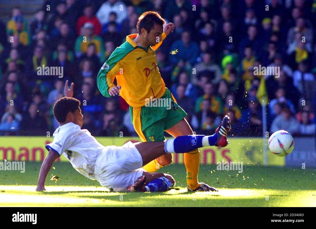 Clint Easton de Norwich City combat Glen Johnson (à gauche) de Millwall pour le ballon lors de leur match de la division 1 à Carrow Road, Norwich. Norwich City a vaincu Millwall 3-1. CETTE IMAGE NE PEUT ÊTRE UTILISÉE QUE DANS LE CONTEXTE D'UNE FONCTION ÉDITORIALE. PAS D'UTILISATION DU SITE WEB DU CLUB OFFICIEUX. Banque D'Images