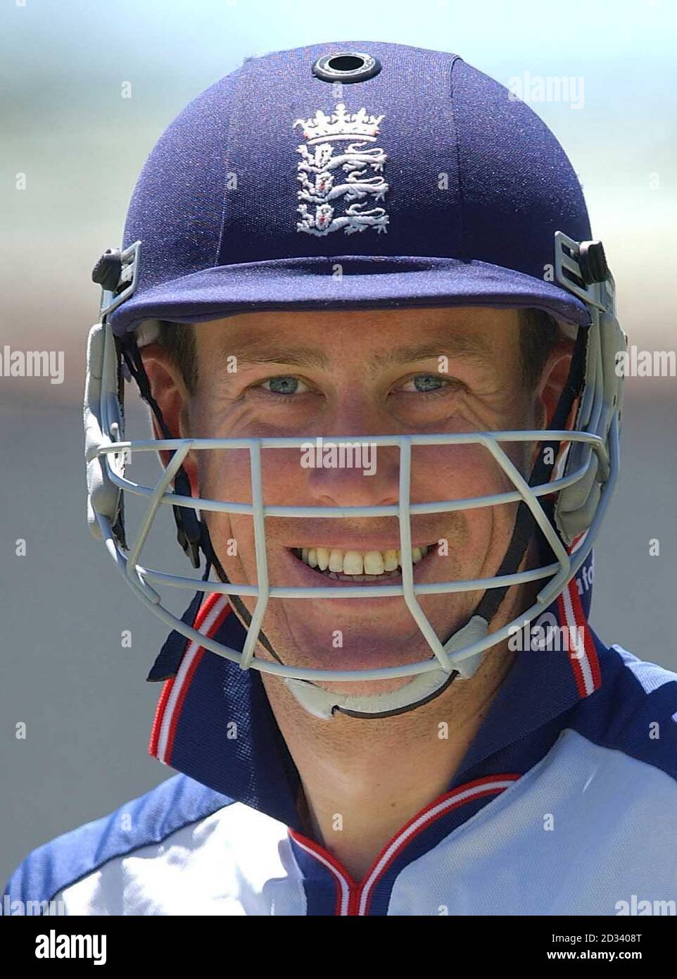 Ashley Giles, le cricketer d'Angleterre, se prépare à battre dans les filets du WACA Ground, à Perth, en Australie.Giles est membre de l'équipe d'Angleterre sur le Ashes Tour. Banque D'Images