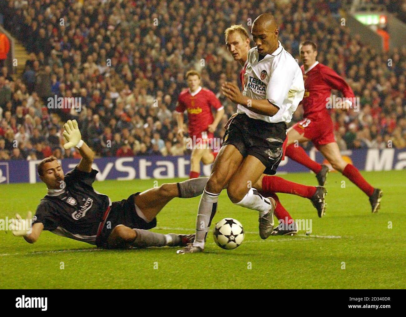 Jerzy Dudek, gardien de but de Liverpool, fait sortir John Carew de Valence lors de son match du groupe B de la Ligue des champions de l'UEFA au stade Liverpools Anfield. CETTE IMAGE NE PEUT ÊTRE UTILISÉE QUE DANS LE CONTEXTE D'UNE FONCTION ÉDITORIALE. AUCUNE UTILISATION DE SITE WEB/INTERNET À MOINS QUE LE SITE NE SOIT ENREGISTRÉ AUPRÈS DE L'ASSOCIATION DE FOOTBALL PREMIER LEAGUE. Banque D'Images