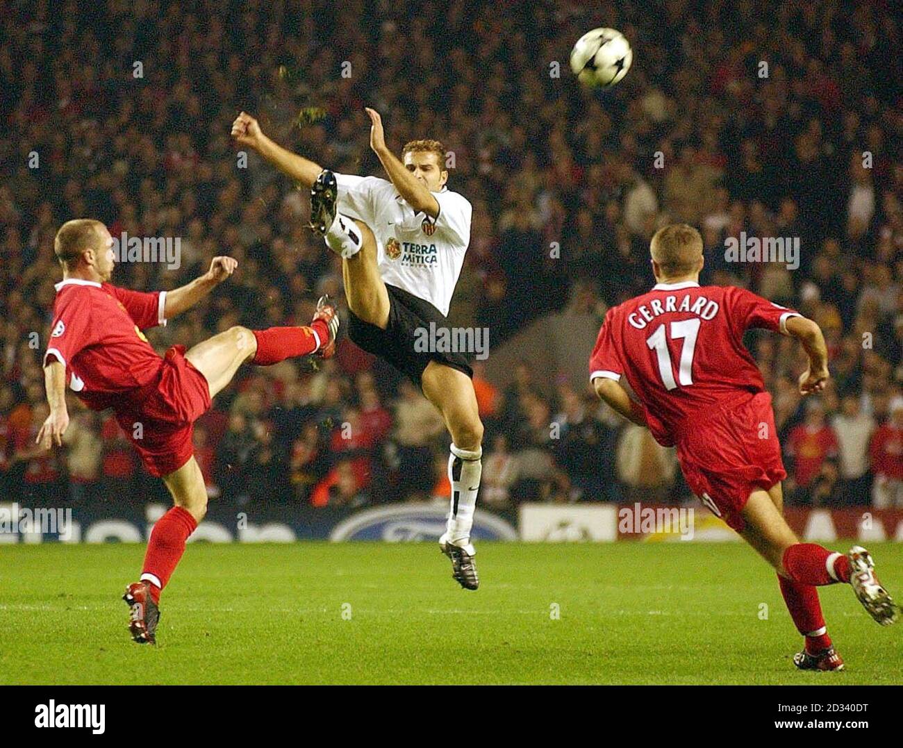 En coupant la défense de Liverpool Carlos Marchena de Valence (au centre) bat Danny Murphy et Steven Gerrard à ce ballon, lors de leur match de l'UEFA Champions League Group B au stade Liverpools Anfield. CETTE IMAGE NE PEUT ÊTRE UTILISÉE QUE DANS LE CONTEXTE D'UNE FONCTION ÉDITORIALE. AUCUNE UTILISATION DE SITE WEB/INTERNET À MOINS QUE LE SITE NE SOIT ENREGISTRÉ AUPRÈS DE L'ASSOCIATION DE FOOTBALL PREMIER LEAGUE. Banque D'Images