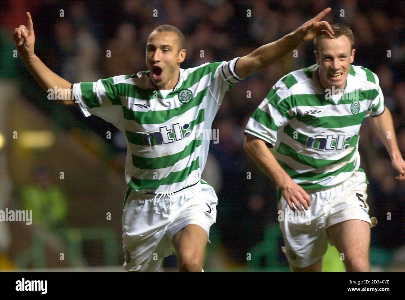 Henrik Larsson (à gauche) du Celtic célèbre son but, accompagné de Joos Valgaeren, de donner au Celtic une victoire de 1-0 lors du match de ce soir de la coupe Celtic v Celta Vigo UEFA 3e tour 1ère jambe au stade Celtic Park de Glasgow. Banque D'Images