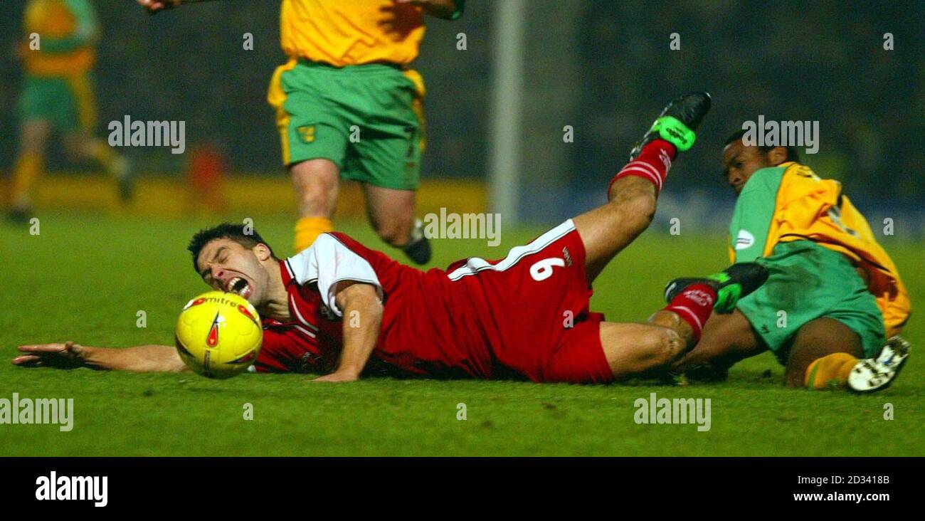 Darren Kenton (à droite) de Norwich City s'attaque à Jorge Leitao de Walsall lors de son match national de la division One au sol de Carrow Road de Norwich. Banque D'Images