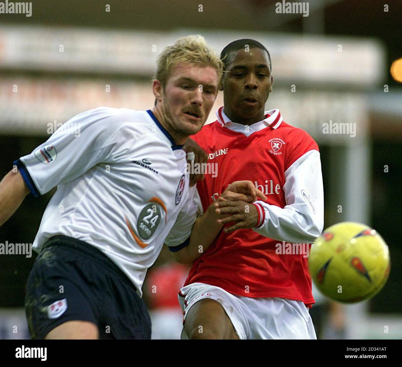 Darren Ward de Millwall (à gauche) en action contre Darren Byfield de Rotherham lors de leur match de la division One à l'échelle nationale au terrain Millmoor de Rotherham. CETTE IMAGE NE PEUT ÊTRE UTILISÉE QUE DANS LE CONTEXTE D'UNE FONCTION ÉDITORIALE. PAS D'UTILISATION DU SITE WEB DU CLUB OFFICIEUX. Banque D'Images