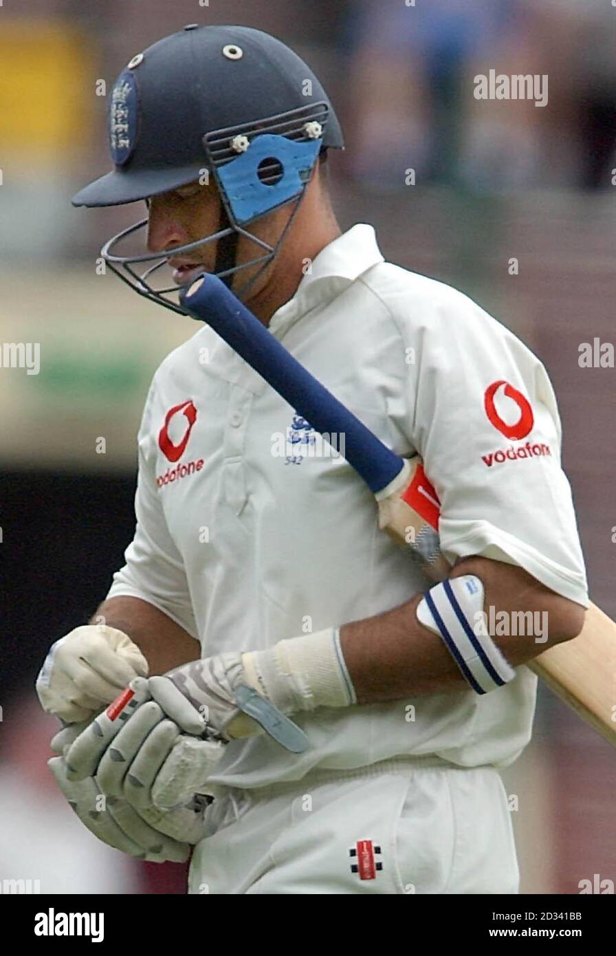 Le capitaine d'Angleterre Nasser Hussain quitte le terrain après avoir été congédié pour 23 courses, au cours du quatrième jour du 4e Test au terrain de cricket de Melbourne, Melbourne, Australie. Banque D'Images