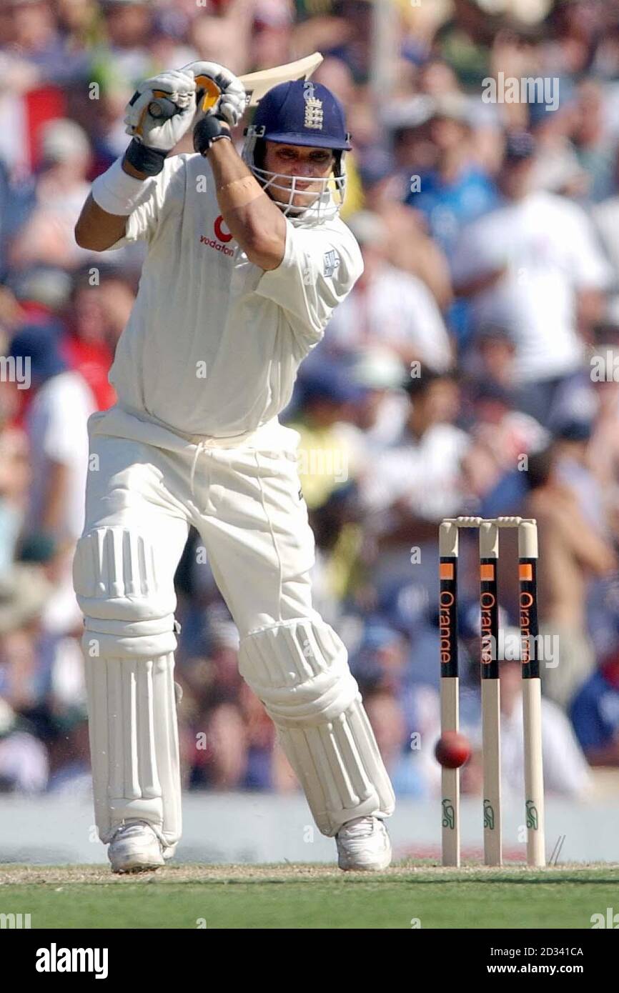 Le batteur d'Angleterre Mark Butcher arrive au ballon pour quatre courses, au cours du premier jour du 5e Test au terrain de cricket de Sydney, Sydney, Australie. Banque D'Images