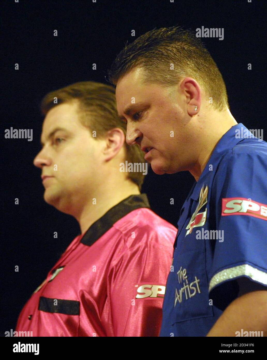 Le canadien John part, à gauche, qui a remporté une victoire remportée en 6-4 contre Kevin 'l'artiste' Painter, à droite, et une place dans la finale des championnats du monde de fléchettes, à la Circus Tavern, Purfleet.part va rencontrer Phil Taylor demain après que Taylor a battu Alan Warriner 6-1. Banque D'Images