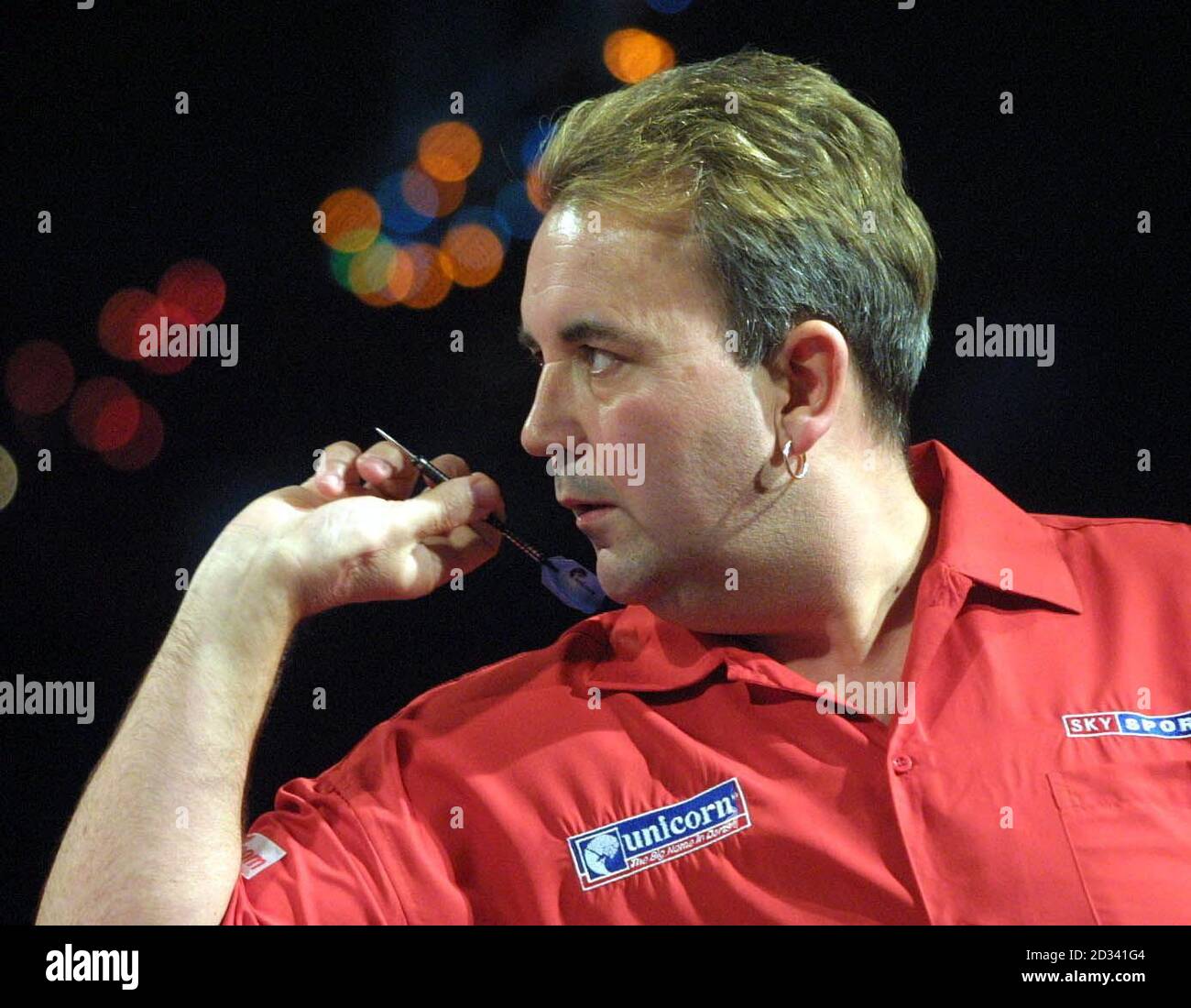 Phil Taylor en action contre John part du Canada lors de la finale du Championnat du monde des fléchettes à la Circus Tavern, Purfleet. Banque D'Images