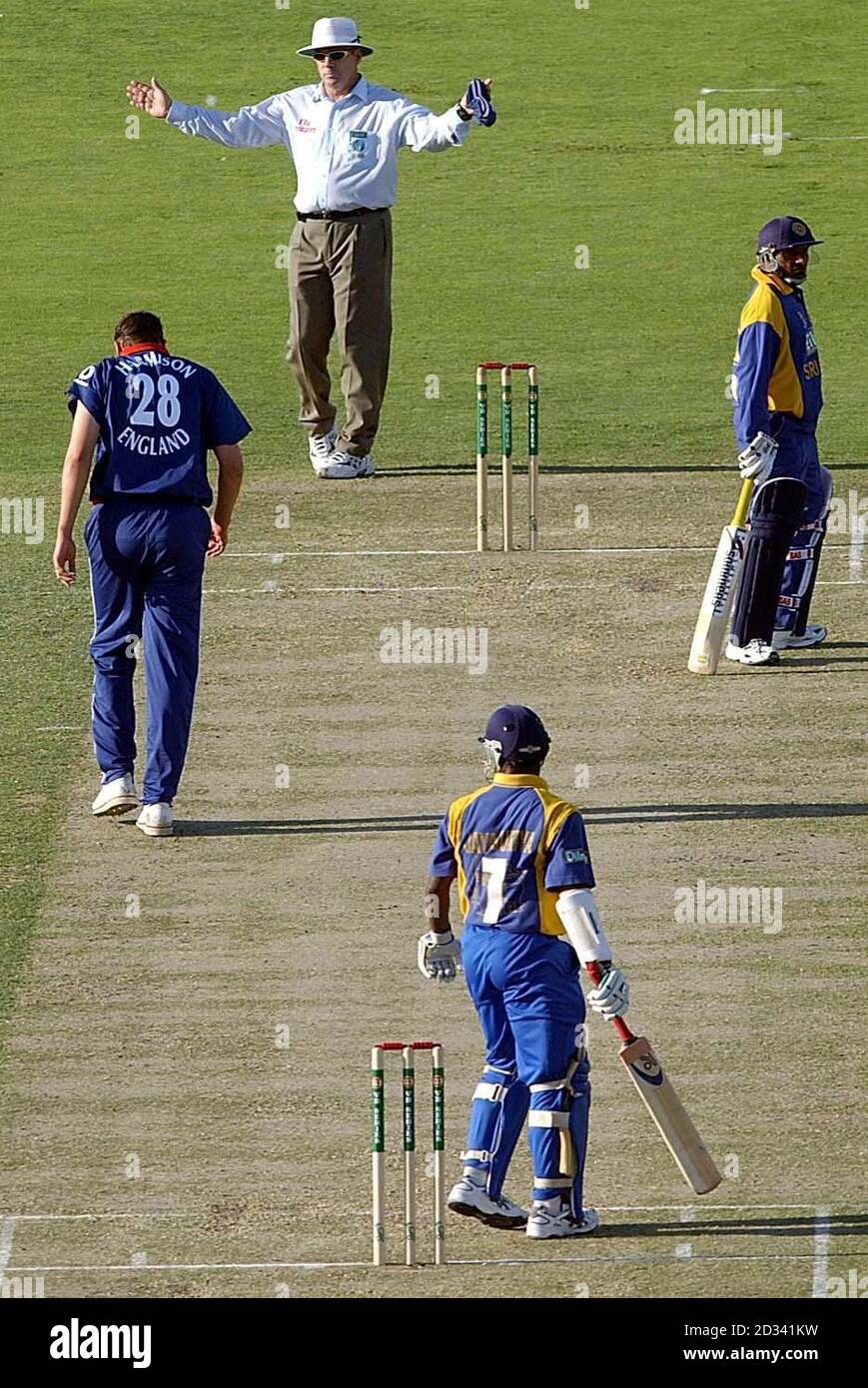 Le juge-arbitre signale un large départ au bowling de Stephen Harmison, en Angleterre, lors de sa première course contre le Sri Lanka, lors de l'International One Day à l'Adelaide Oval, Adélaïde, Australie. POUR USAGE ÉDITORIAL UNIQUEMENT. AUCUNE UTILISATION COMMERCIALE. Banque D'Images