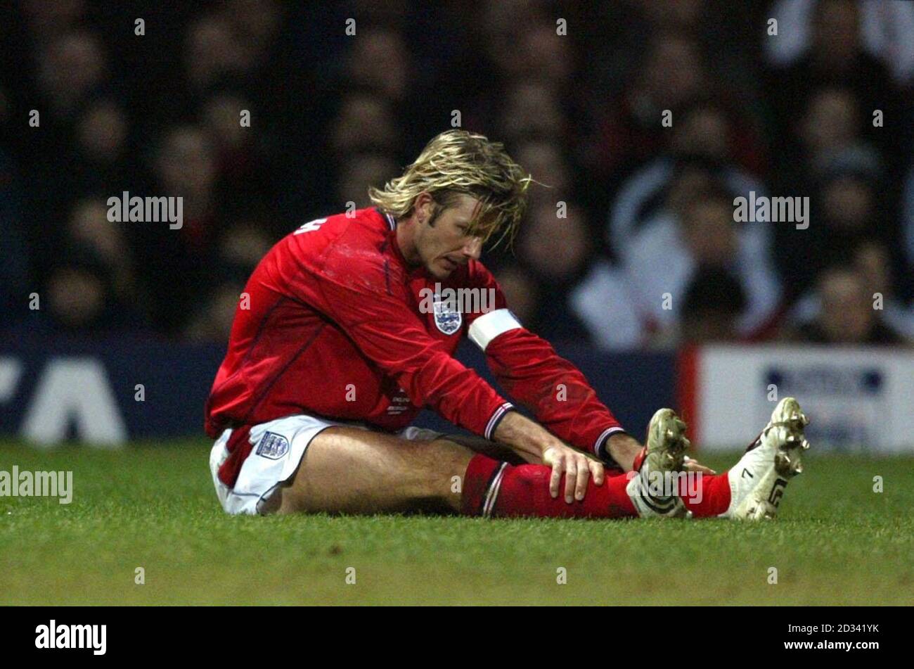 Le capitaine d'Angleterre David Beckham est assis en déjection lors du match international amical contre l'Australie à Upton Park, dans l'est de Londres. Banque D'Images