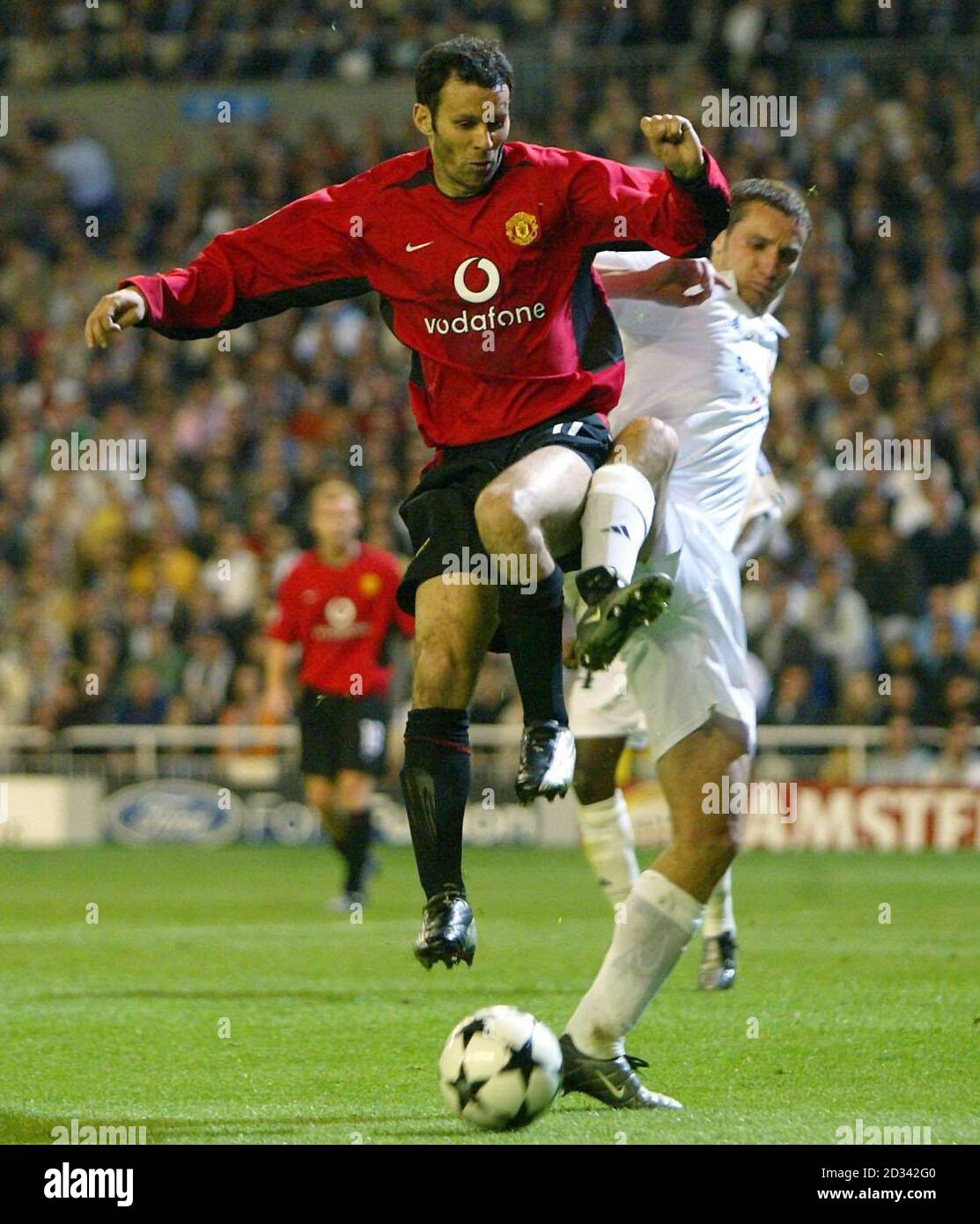 Englands Jermain Dedoe (à gauche) lutte avec les Suédois Johan Mjallby, lors de leur international amical au stade Ullevi, Göteborg, Suède. Banque D'Images