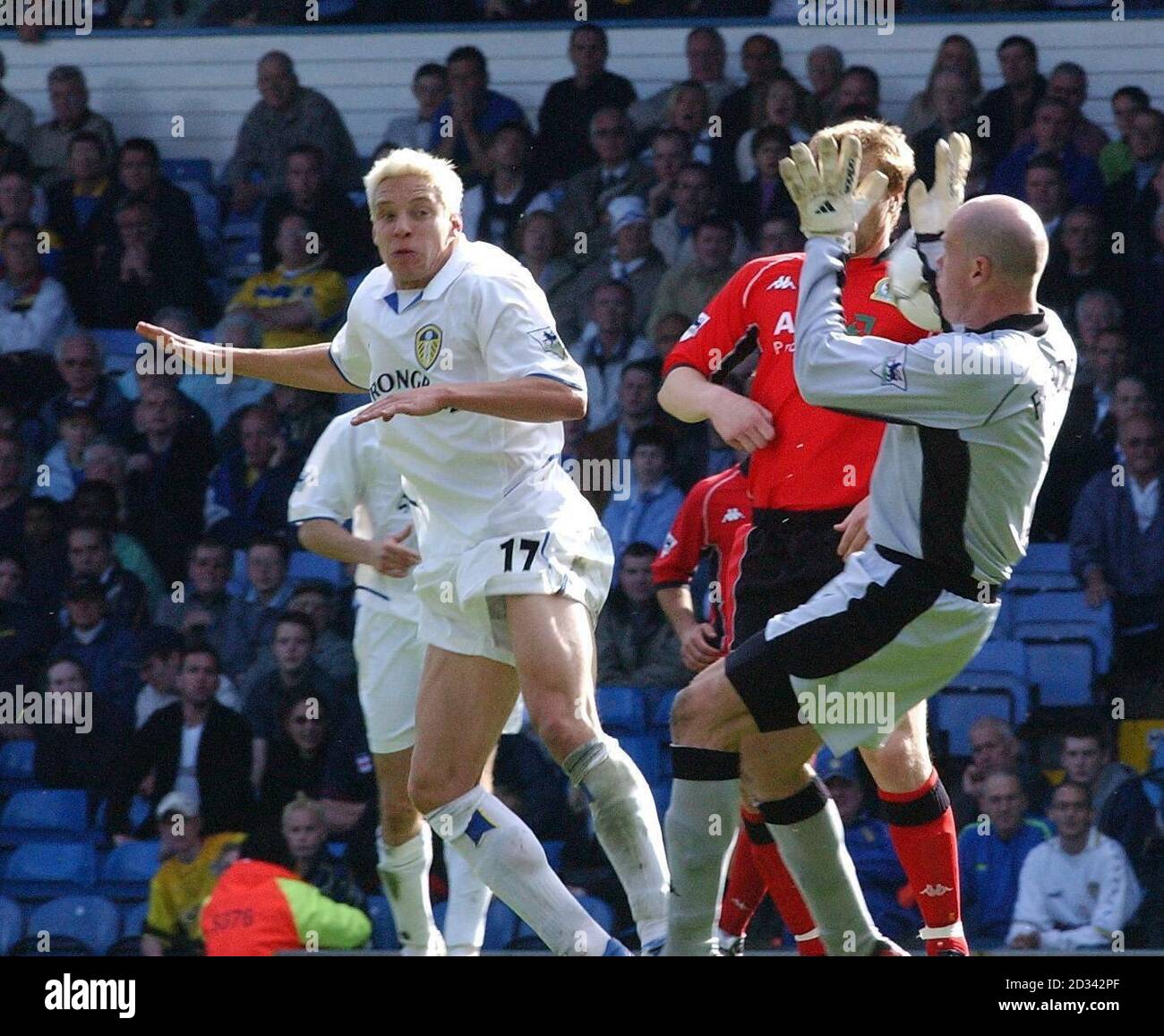 Alan Smith (à gauche) de Leeds United marque le deuxième but contre Blackburn Rovers lors du match Barclaycard Premiership à Elland Road, Leeds. Blackburn Rovers défait Leeds United 3-2. CETTE IMAGE NE PEUT ÊTRE UTILISÉE QUE DANS LE CONTEXTE D'UNE FONCTION ÉDITORIALE. AUCUNE UTILISATION DE SITE WEB/INTERNET À MOINS QUE LE SITE NE SOIT ENREGISTRÉ AUPRÈS DE L'ASSOCIATION DE FOOTBALL PREMIER LEAGUE. Banque D'Images