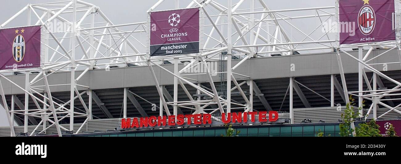 Le stade Old Trafford est le drapeau des deux équipes qui se disputent la finale de la Ligue des champions de l'UEFA à Manchester. Old Trafford accueille la finale de la Ligue des champions entre l'AC Milan et Juventus. Banque D'Images
