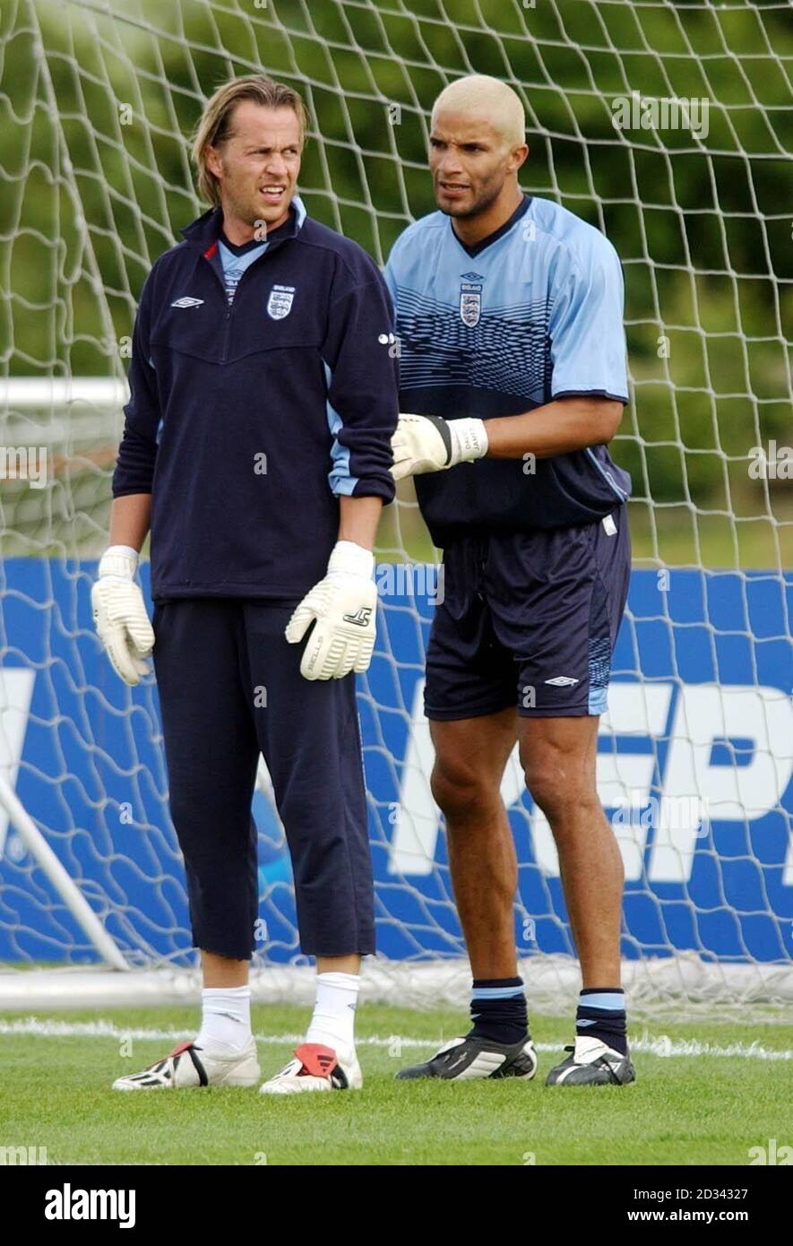 Les gardiens de but d'Angleterre David James de West Ham United et Ian Walker (à gauche) de Leicester City lors d'une session d'entraînement d'équipe à Chamtney's Springs, Leicestershire, en préparation du match international amical de l'Angleterre contre la Serbie-Monténégro au stade Walkers de Leicester City. CETTE IMAGE NE PEUT ÊTRE UTILISÉE QUE DANS LE CONTEXTE D'UNE FONCTION ÉDITORIALE. AUCUNE UTILISATION DE SITE WEB/INTERNET À MOINS QUE LE SITE NE SOIT ENREGISTRÉ AUPRÈS DE L'ASSOCIATION DE FOOTBALL PREMIER LEAGUE. Banque D'Images