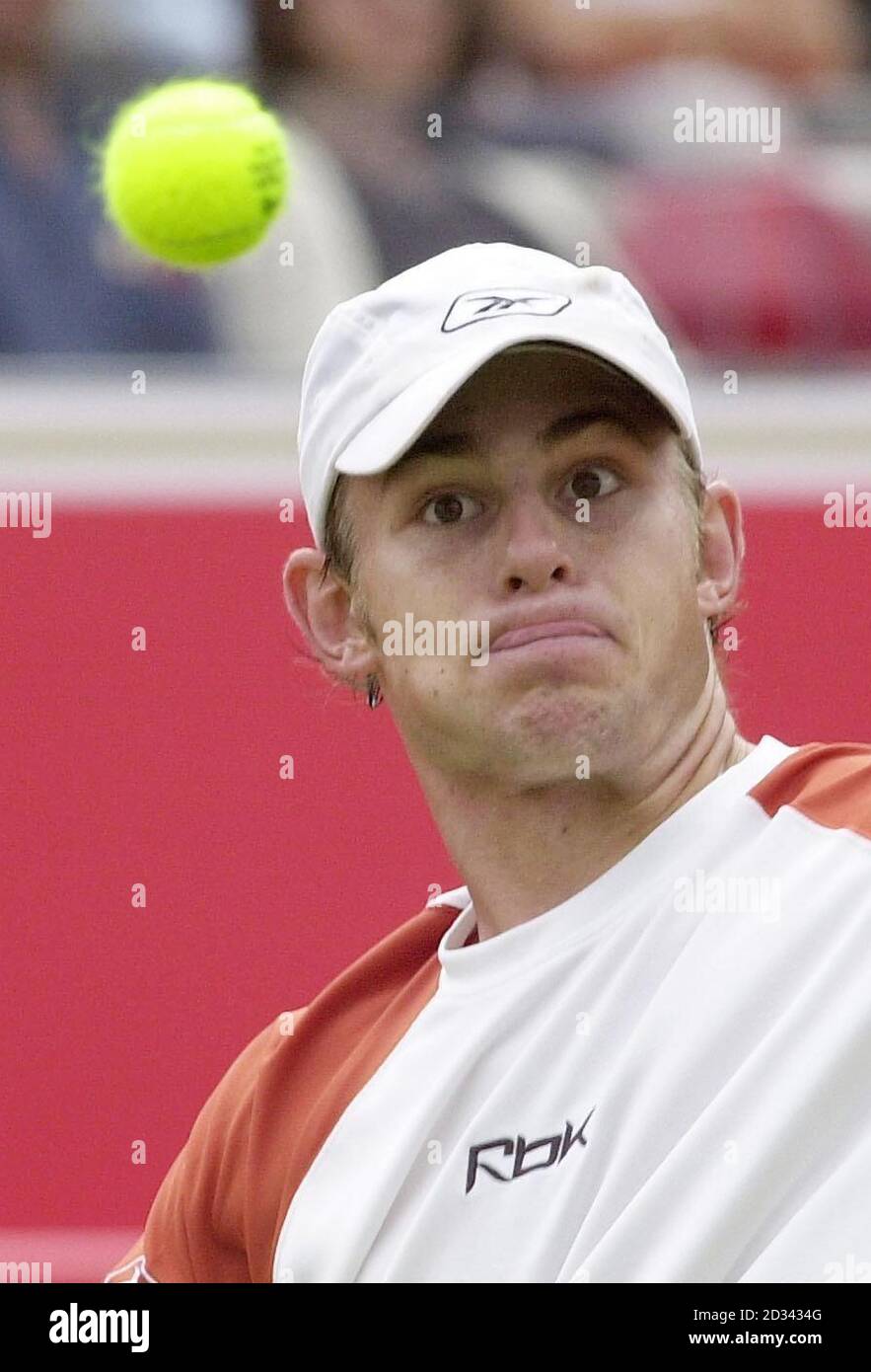 Andy Roddick des États-Unis garde son œil sur le ballon, pendant le match de Stella Artois Championship contre Rik de Voest d'Afrique du Sud au Queen's Club de Londres. Banque D'Images