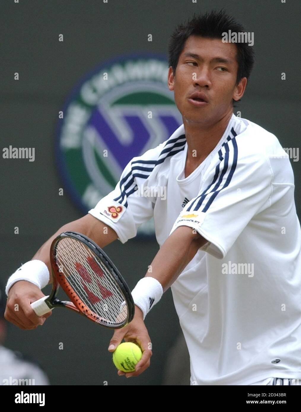 UTILISATION ÉDITORIALE UNIQUEMENT, NE PAS UTILISER SUR LES TÉLÉPHONES MOBILES Paradorn Srichaphan de Thaïlande en action contre Rafael Nadal d'Espagne aux championnats d'Angleterre de tennis sur gazon à Wimbledon. Banque D'Images