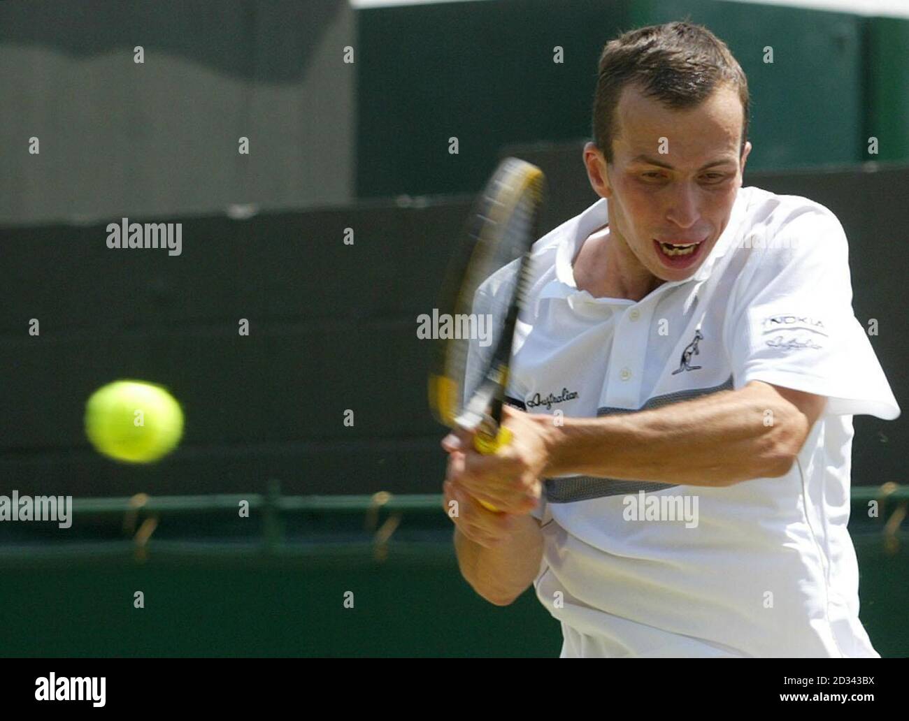 USAGE ÉDITORIAL EXCLUSIF, PAS D'UTILISATION DE TÉLÉPHONE MOBILE Radek Stepanek de la République tchèque en action contre Mark Philippoussis d'Australie aux championnats d'Angleterre de tennis sur gazon à Wimbledon. Banque D'Images