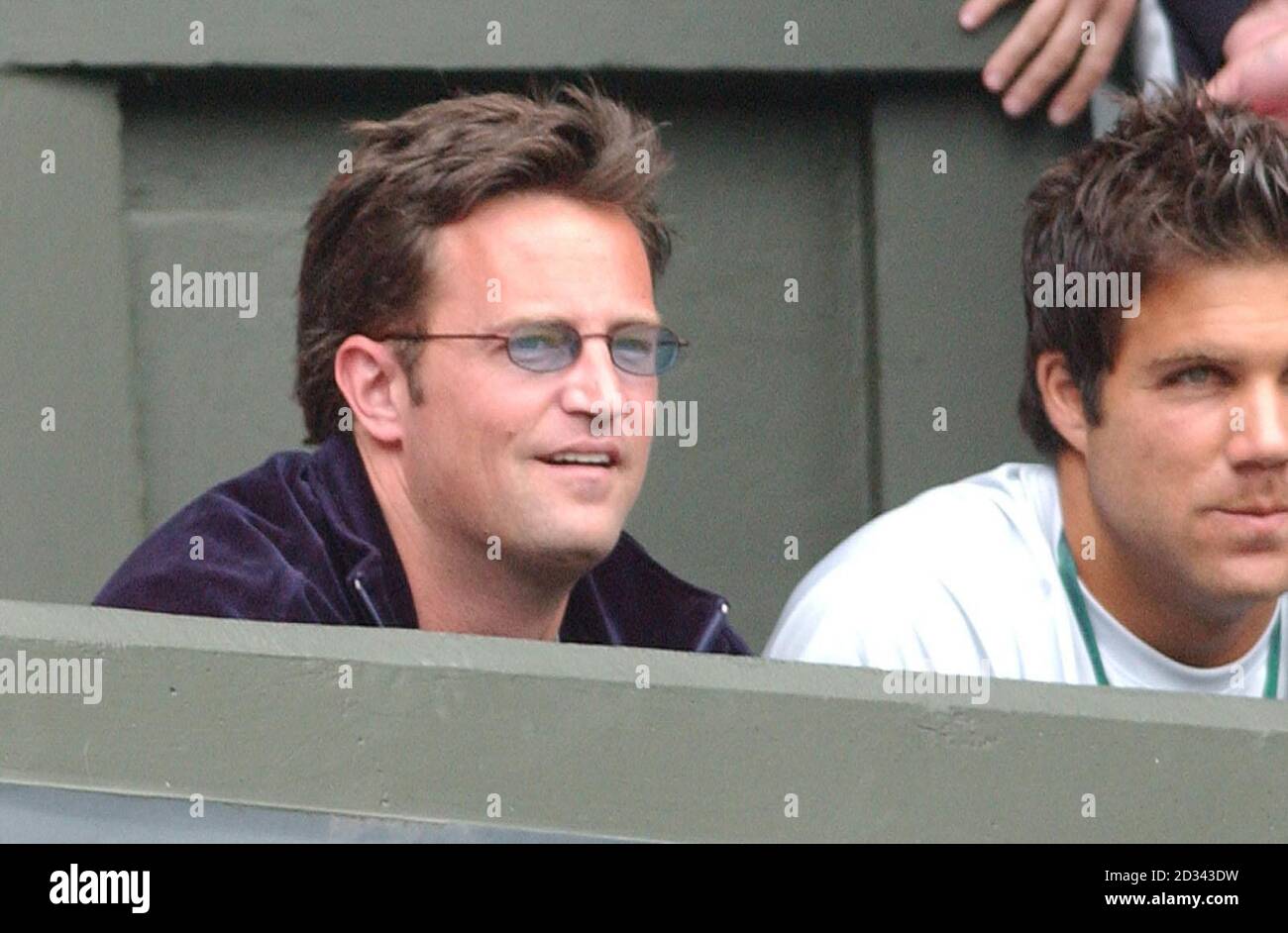 USAGE ÉDITORIAL SEULEMENT, PAS D'UTILISATION DE TÉLÉPHONE MOBILE l'acteur « amis » Matthew Perry regarde Jennifer Capriati en action contre son homologue américain et défenseur Serena Williams dans les quarts de finale des dames aux championnats d'Angleterre de tennis Lawn à Wimbledon. Banque D'Images